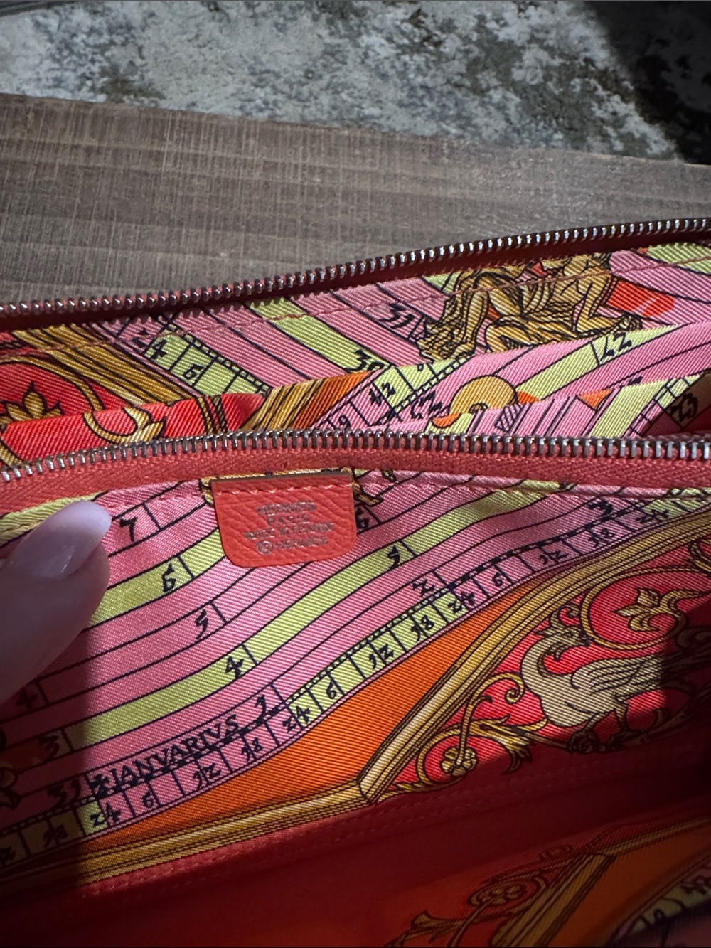Hermès zip wallet- silk lining - some coin residue but overall in great cond. - Picture 6 of 7